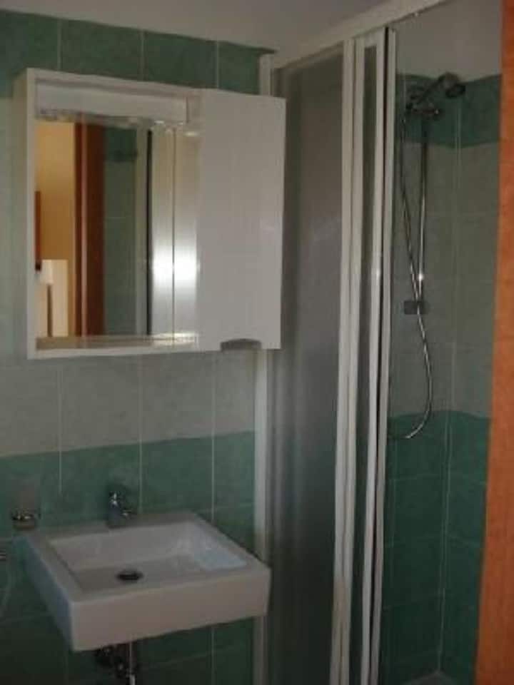 bagno con lavello, bidet, cabina doccia.