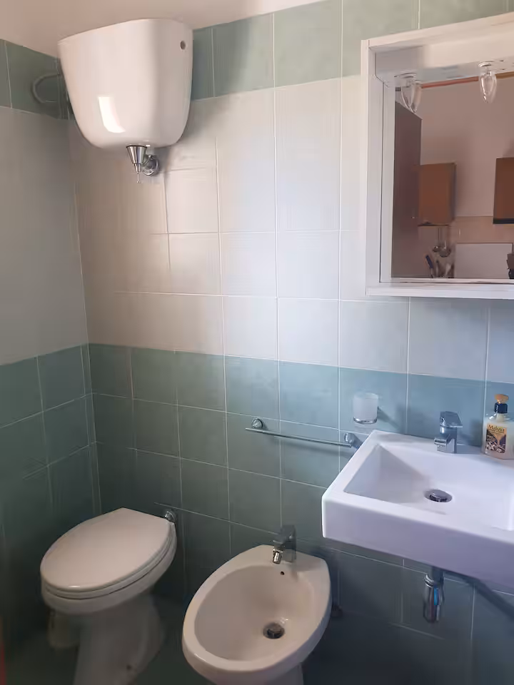bagno con lavello, bidet, cabina doccia.